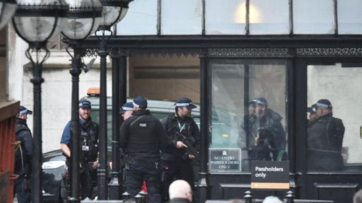 Η αστυνομία ερευνά ένα «ύποπτο πακέτο» στο εσωτερικό της βρετανικής Βουλής
